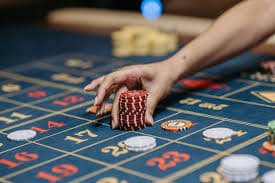 8g77 လောင်းကစား Mobile APP ဖြင့် Slots နှင့် Live Casino ဂိမ်းများ ဖုန်းပေါ်မှ ကစားနေသောပုံ